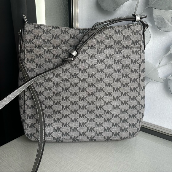 NWT Michael Kors logo shoulder crossbody bag - Picture 3 of 4